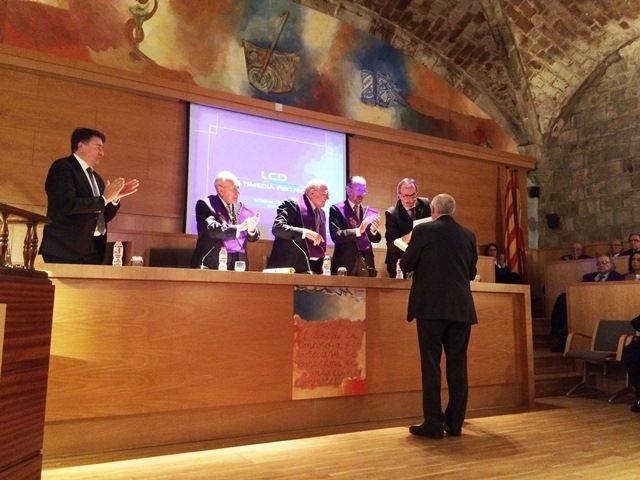 El doctor Evarist Feliu recogió el premio de manos de Vicenç J. Calduch