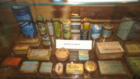 El COF de Tarragona acoge la exposición «Medicamentos enlatados»