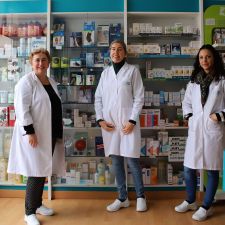 La farmacéutica Ana María Muñoz y su equipo