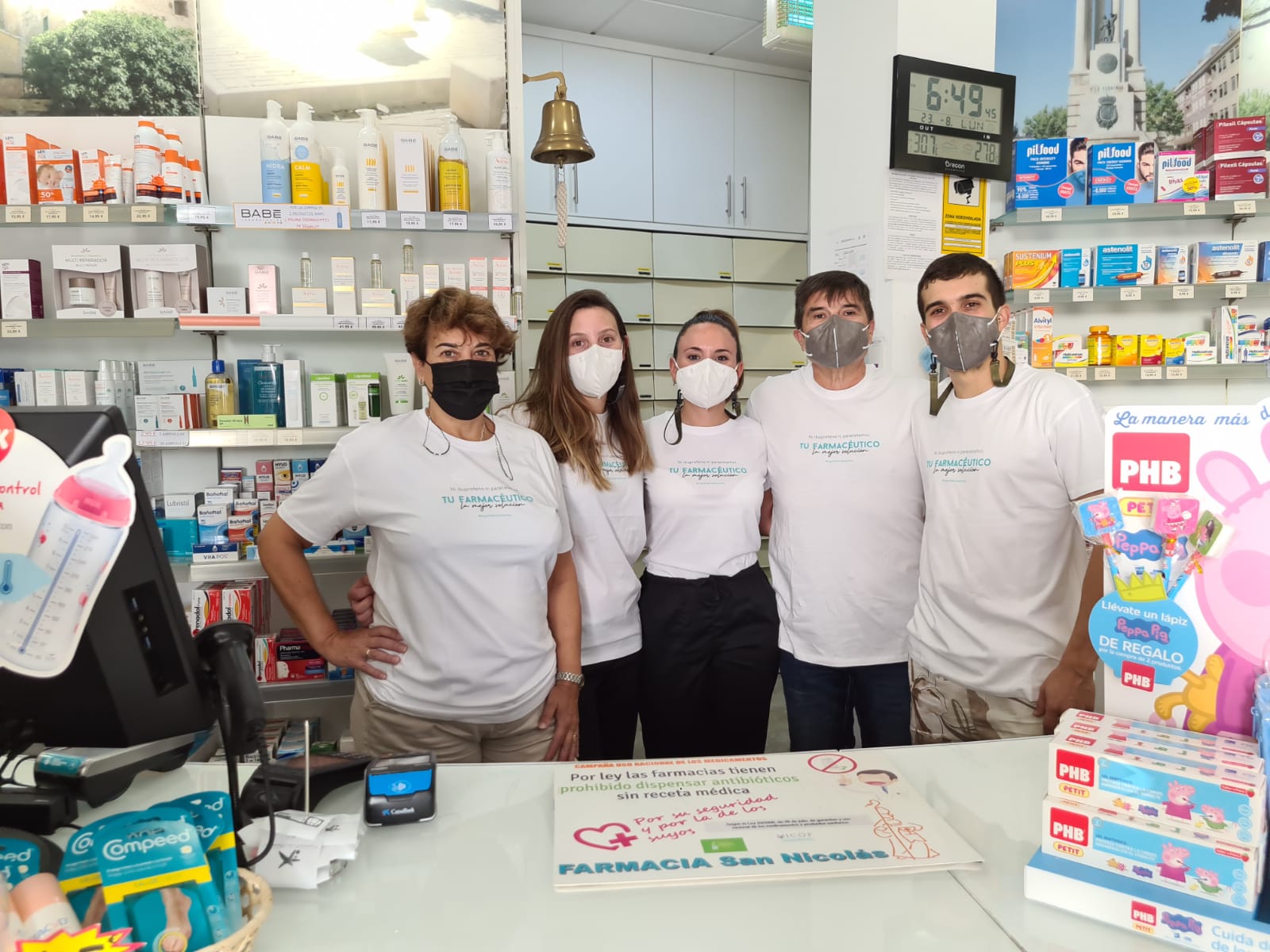 Farmacéuticos luciendo una de las camisetas solidarias