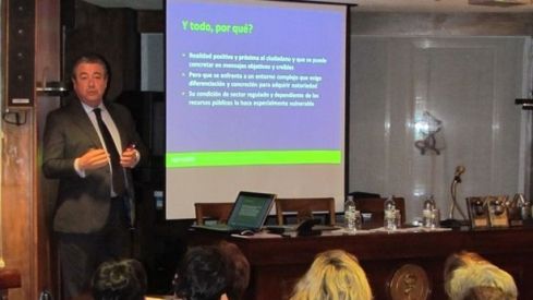 Félix Puebla explica la labor de Aproafa en el Colegio de Farmacéuticos de León