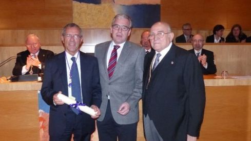 Joan Esteva de Sagrera recibe el premio del Consell de Col·legis Farmacèutics de Catalunya de la RAFC