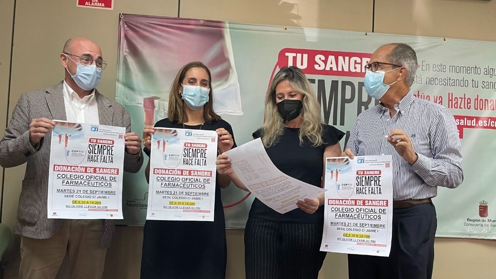 Francisco José Ponce Lorenzo, gerente del SMS; Paula Payá, presidenta del COFRM; Mª Luisa Torregrosa, vocal por Murcia del COFRM; y Dtor. Centro Regional de Hemodonación.