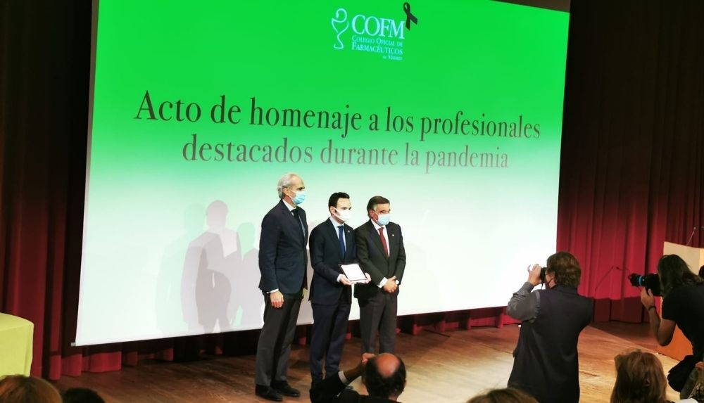 El presidente del COF de Ourense (centro) recogió la distinción