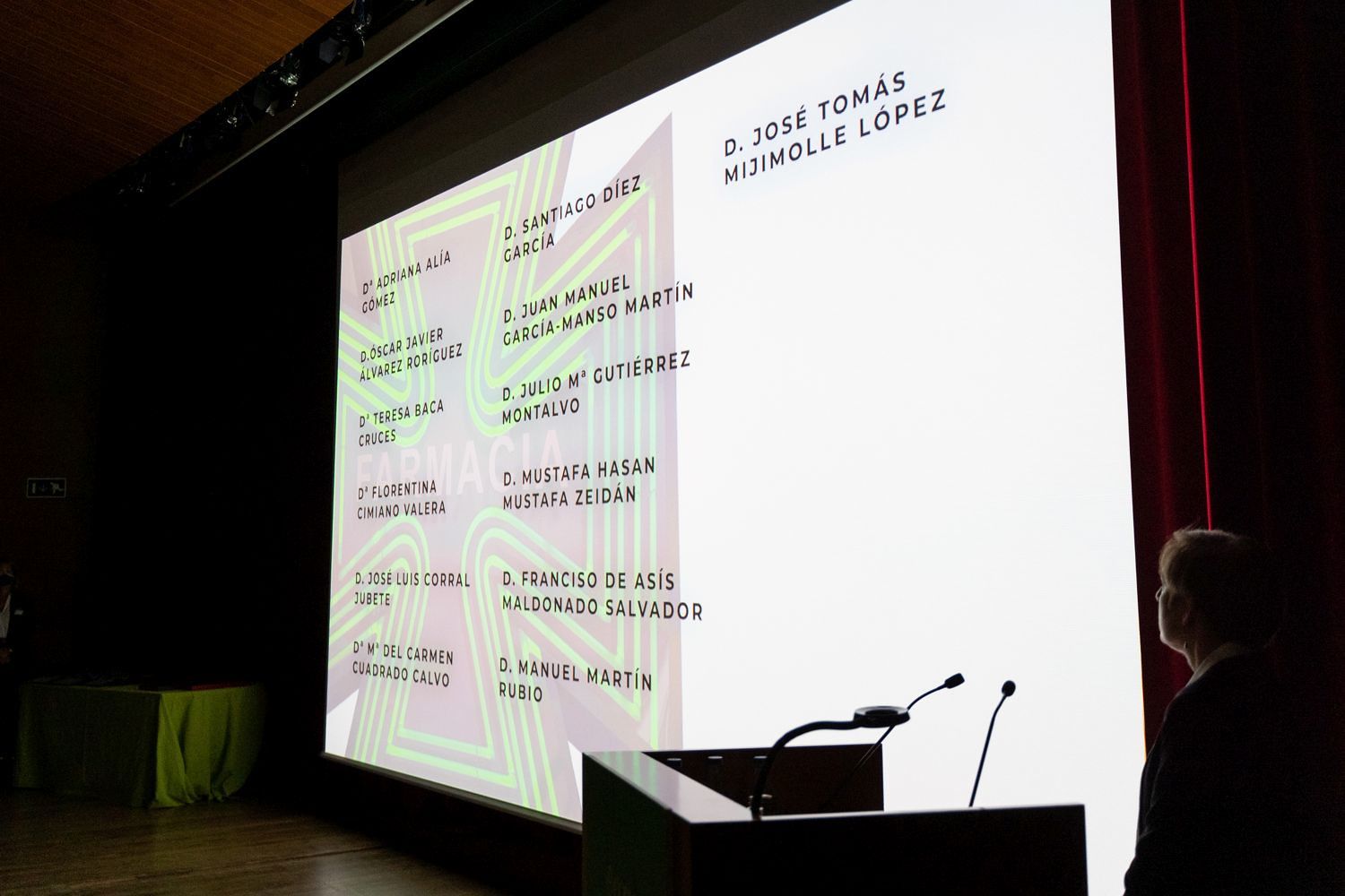 Momento de proyección del vídeo de minuto de silencio en honor a los farmacéuticos fallecidos