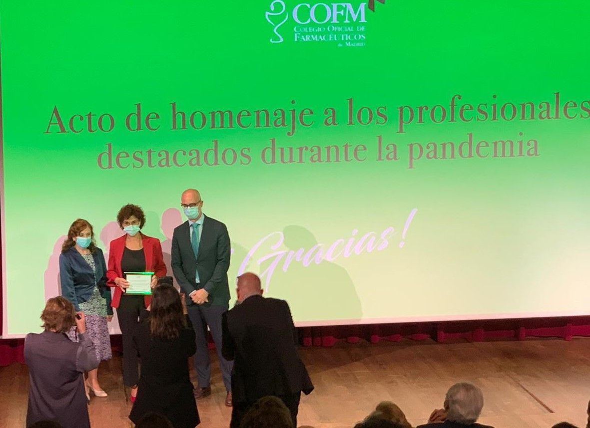 Angelina Baena (centro) recogió el premio