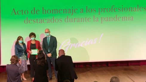 Angelina Baena (centro) recogió el premio