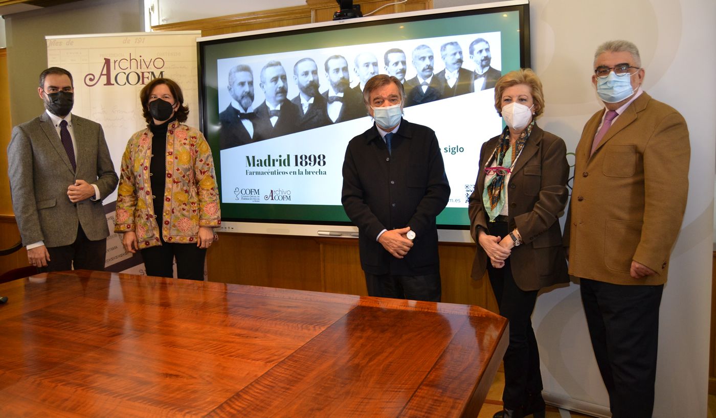 Grupo de la exposición de «Madrid 1898: Farmacéuticos en la brecha»