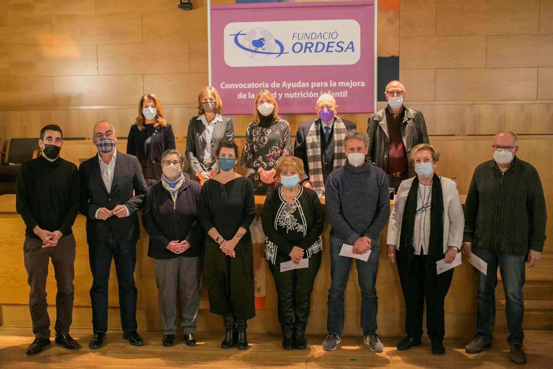 Foto de familia de los representantes de las entidades que han recibido las ayudas