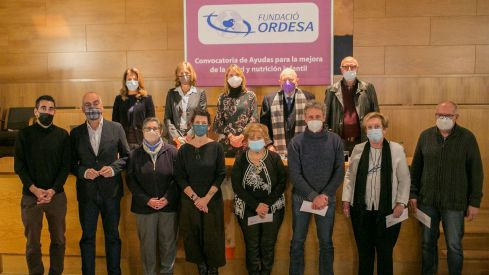 Foto de familia de los representantes de las entidades que han recibido las ayudas