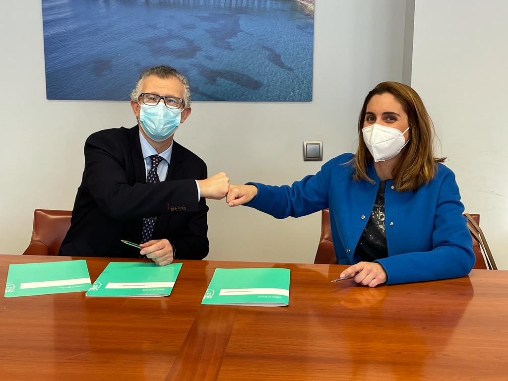 Juan José Pedreño y Paula Payá tras la firma del convenio