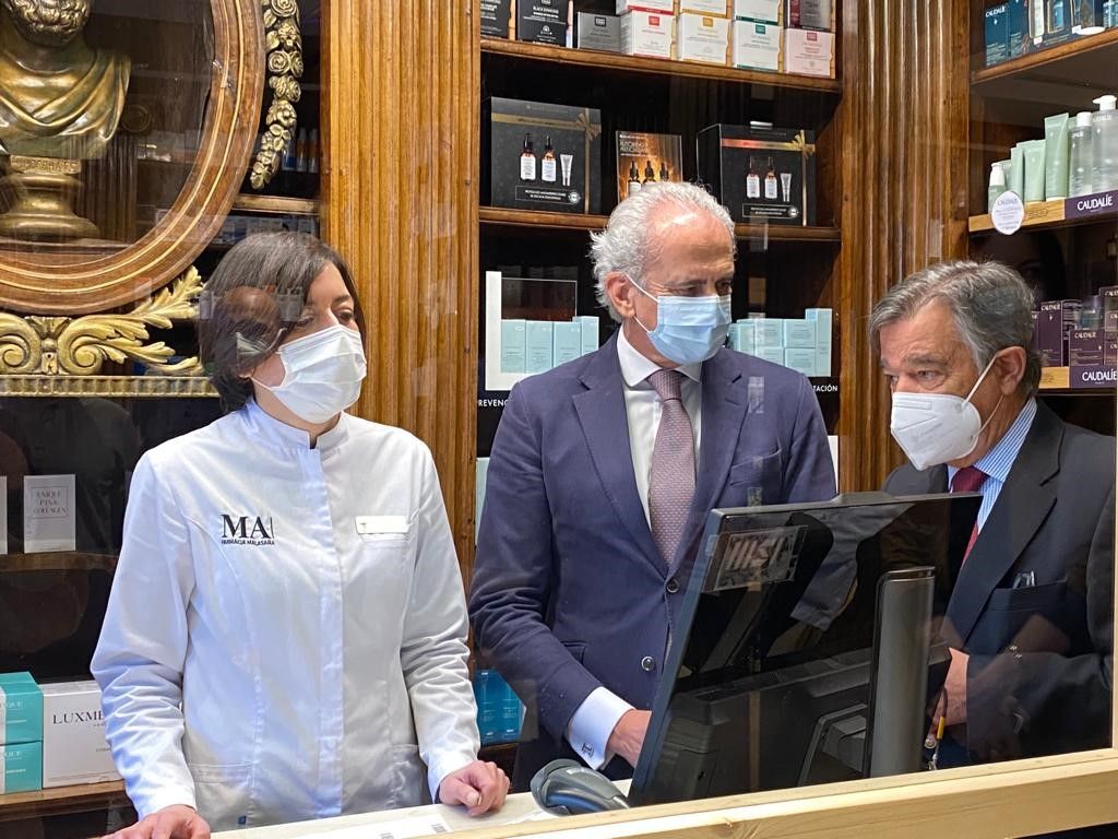 Enrique Ruiz Escudero y Luis González comparten la demostración de la digitalización del cupón precinto de la mano de la farmacéutica Miriam García