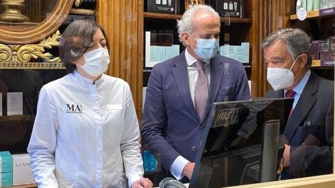 Enrique Ruiz Escudero y Luis González comparten la demostración de la digitalización del cupón precinto de la mano de la farmacéutica Miriam García