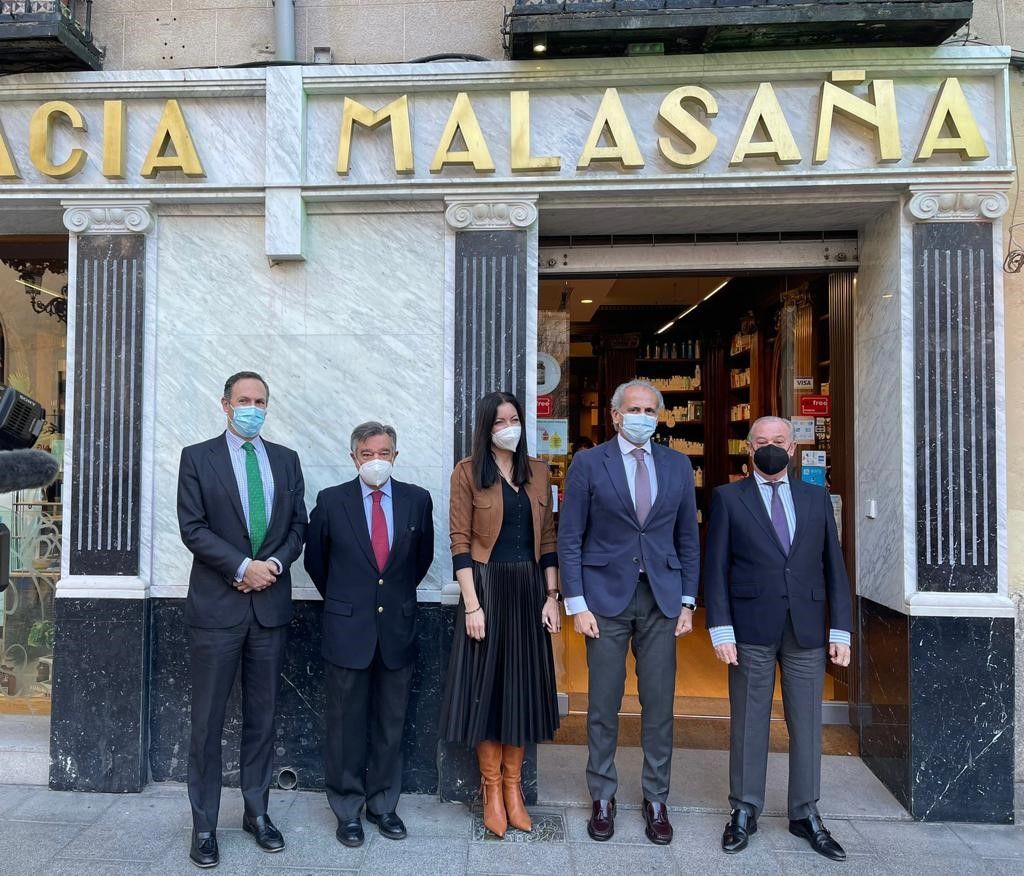 en la entrada de la farmacia ante de la demostracion al consejero