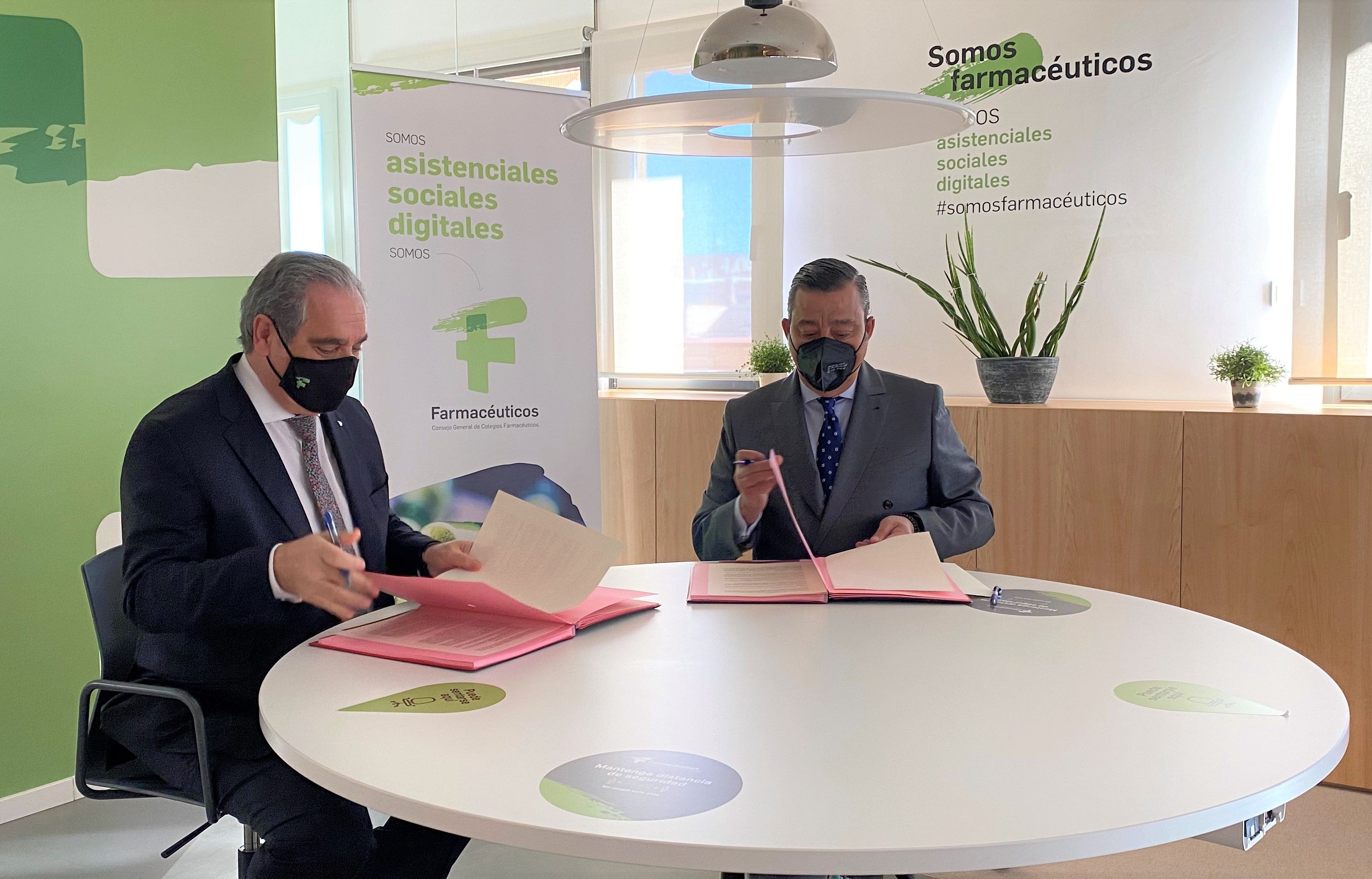 Jesús Aguilar y Óscar Castro, durante la firma del convenio