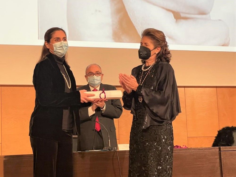 Paula Payá recibió el nombramiento de manos de Stella Moreno, presidenta de la Academia de Farmacia y directora general de Salud Pública