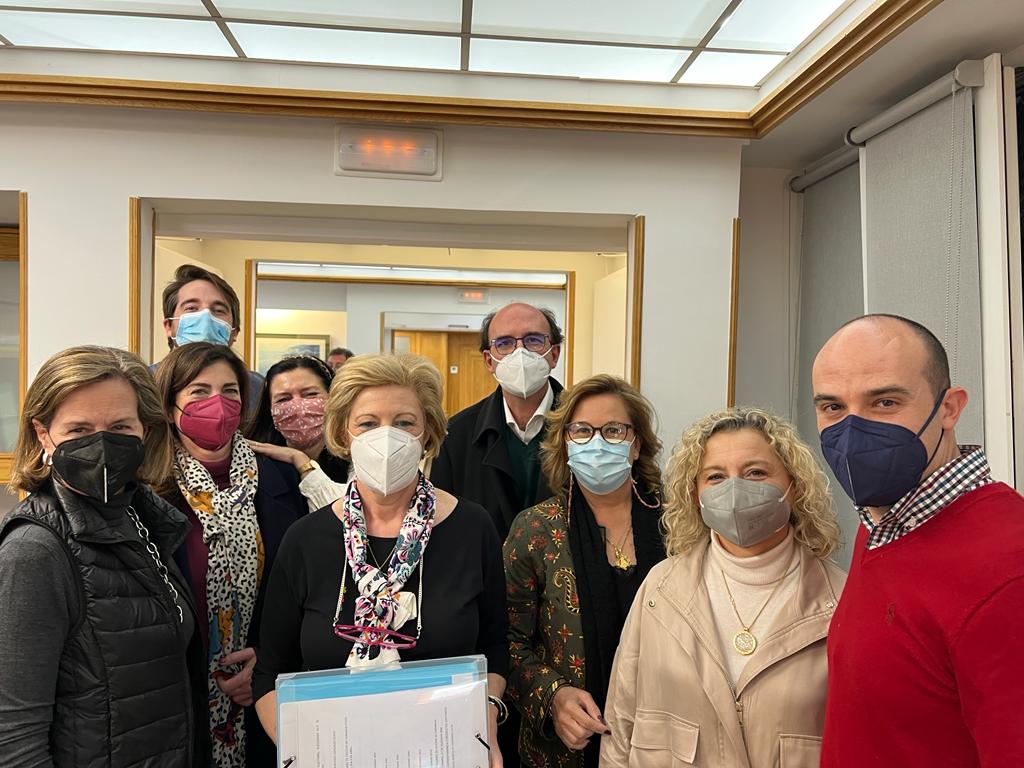 Mercedes González (centro), junto a los miembros de su candidatura