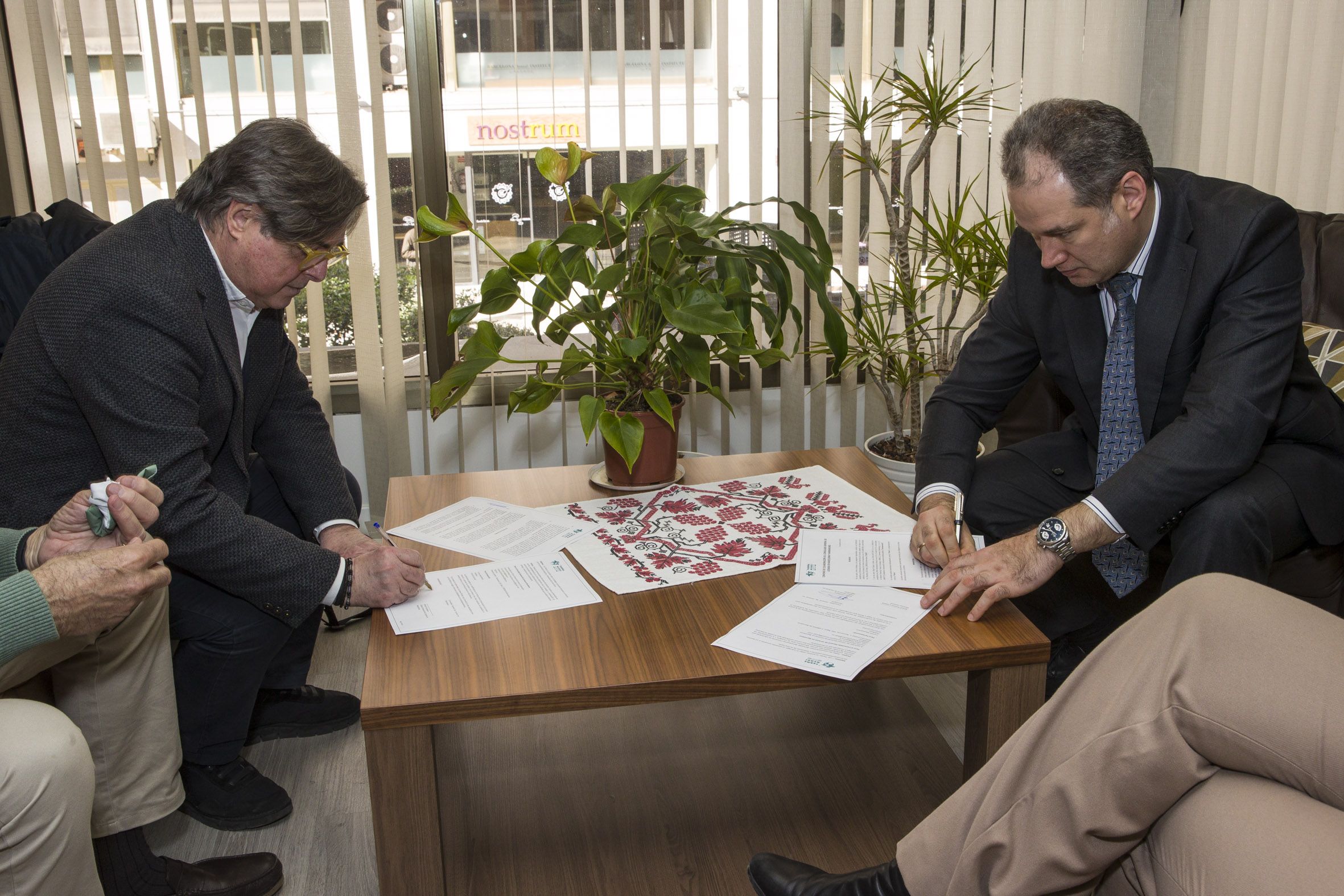 Firma convenio Consulado Ucrania en Barcelona y Farmamundi