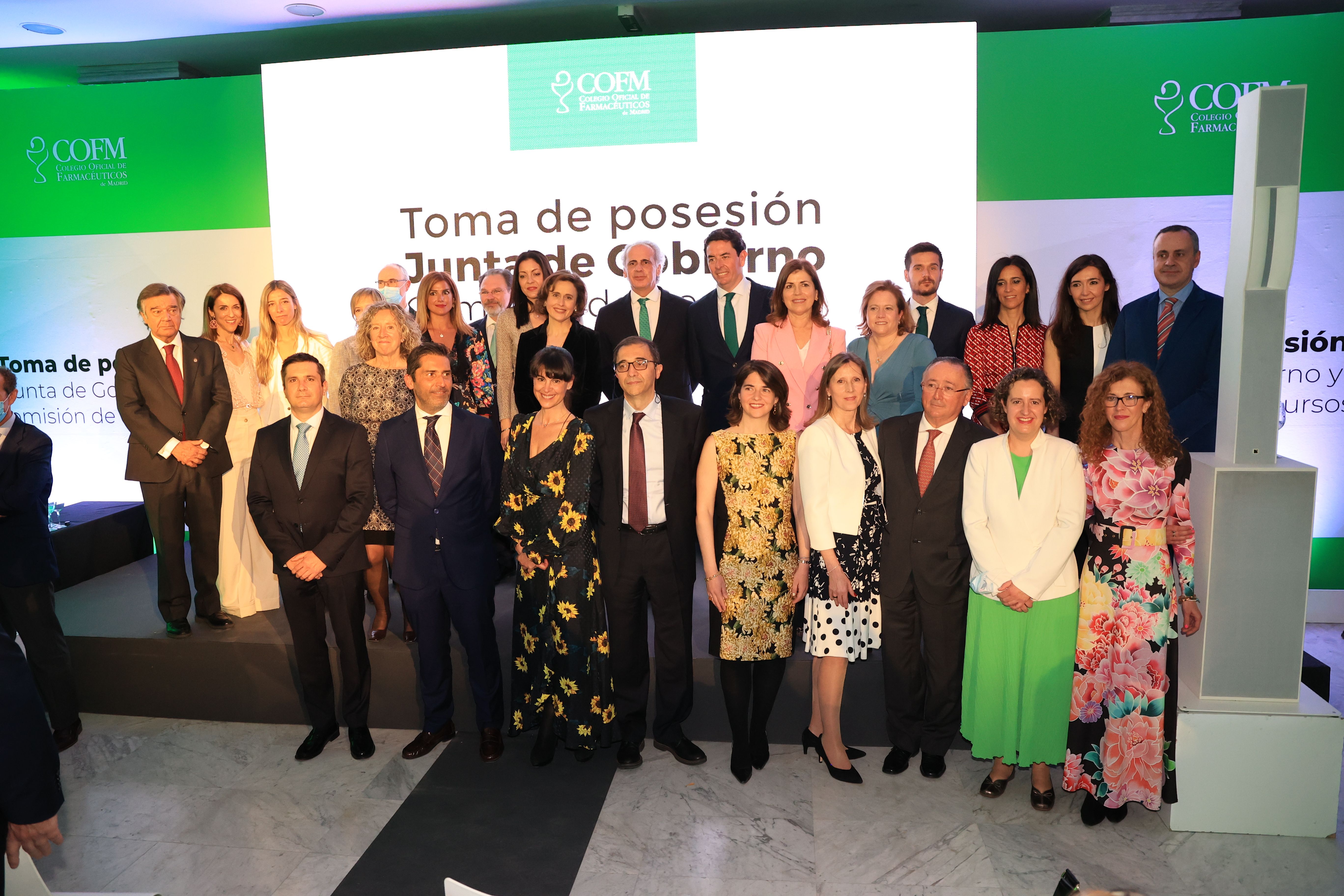 Los miembros de la nueva Junta acompañados por el consejero y el presidente saliente