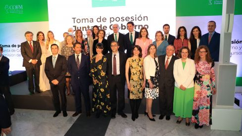 Los miembros de la nueva Junta acompañados por el consejero y el presidente saliente