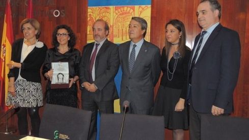 El Colegio de Farmacéuticos de Córdoba otorga la «Aljama de Plata» a María Isabel Baena El Colegio de Farmacéuticos de Córdoba otorga la «Aljama de Plata» a María Isabel Baena