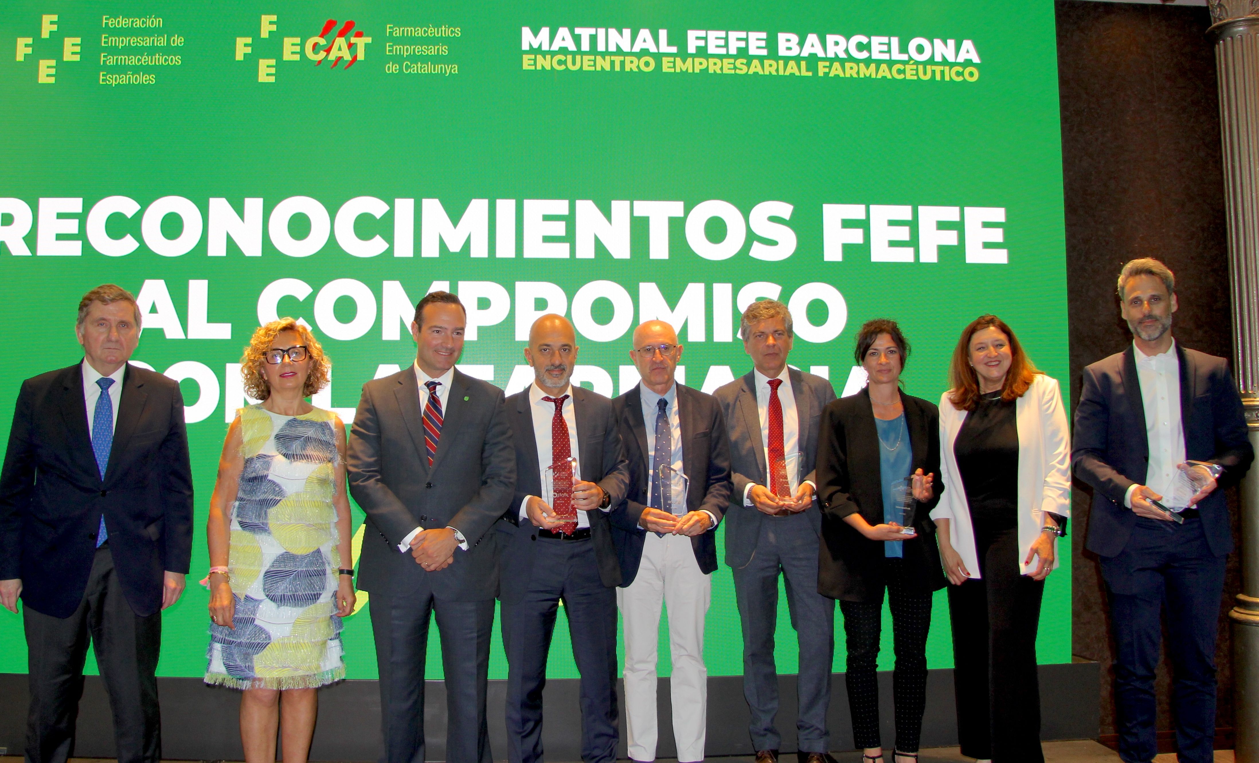 Organizadores y premiados posan tras la entrega de los galardones