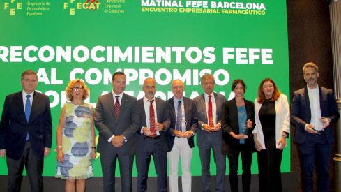 Organizadores y premiados posan tras la entrega de los galardones