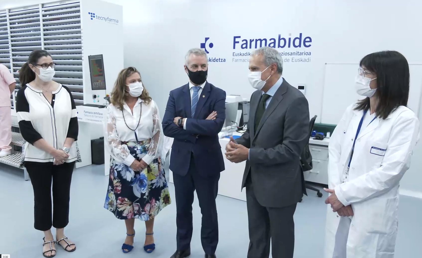 Iñigo Urkullu y Gotzone Sagardui durante la visita a las instalaciones de Farmabide