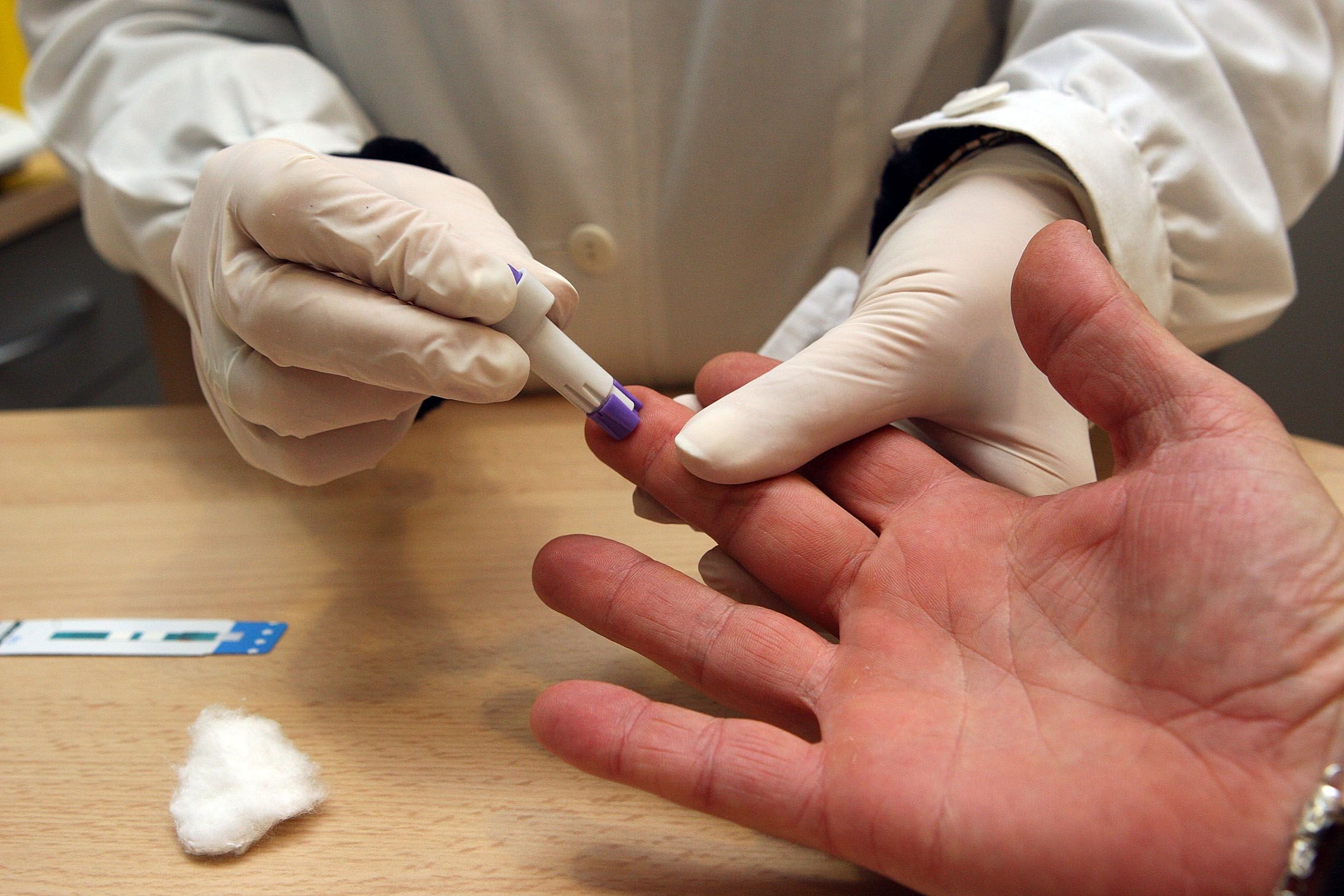 Diez farmacias vascas se suman al programa del test rápido del VIH