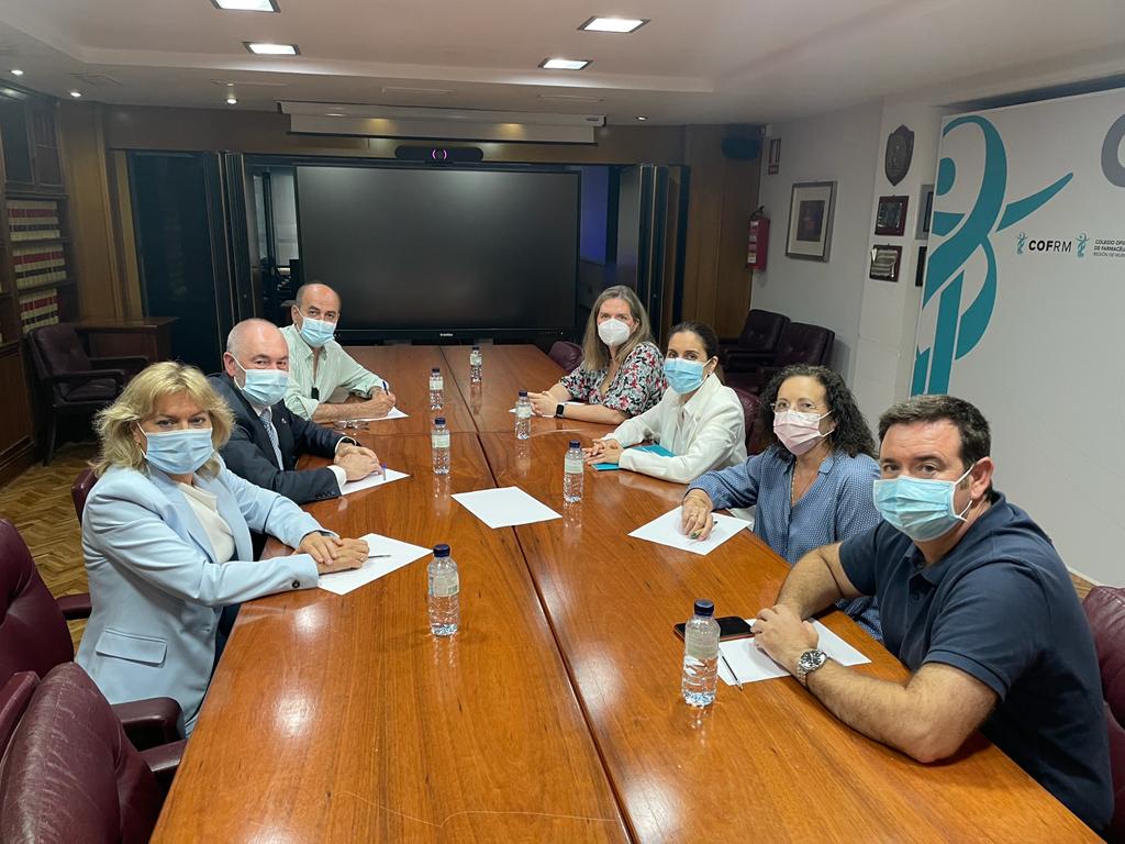 Paula Payá y Francisco Miralles con miembros de la comisión