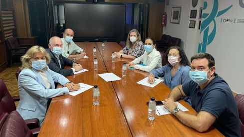 Paula Payá y Francisco Miralles con miembros de la comisión