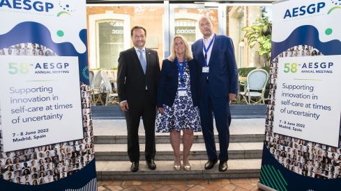 Fernando Prados, director Infraestructuras Hospitalarias (Consejería Sanidad Comunidad de Madrid), Birgit Schuhbauer, presidenta de la AESGP, y Alberto Bueno, presidente de anefp