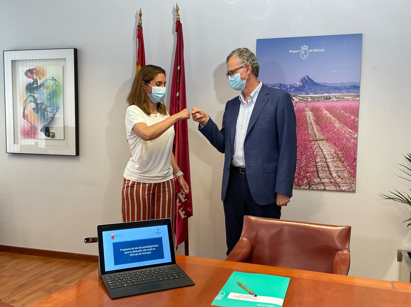 Paula Payá y el consejero de Salud, Juan José Pedreño