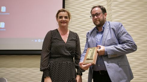 La secretaria del COFRM Mª Jesús Rodríguez con Jaime Pérez