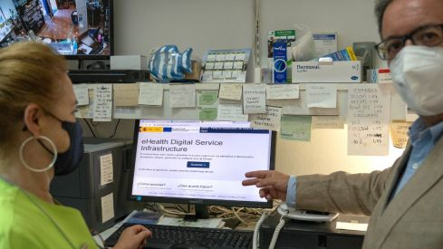 Cecilio Venegas, presidente del COF de Badajoz, durante una prueba de la receta electrónica europea (©COF de Badajoz)