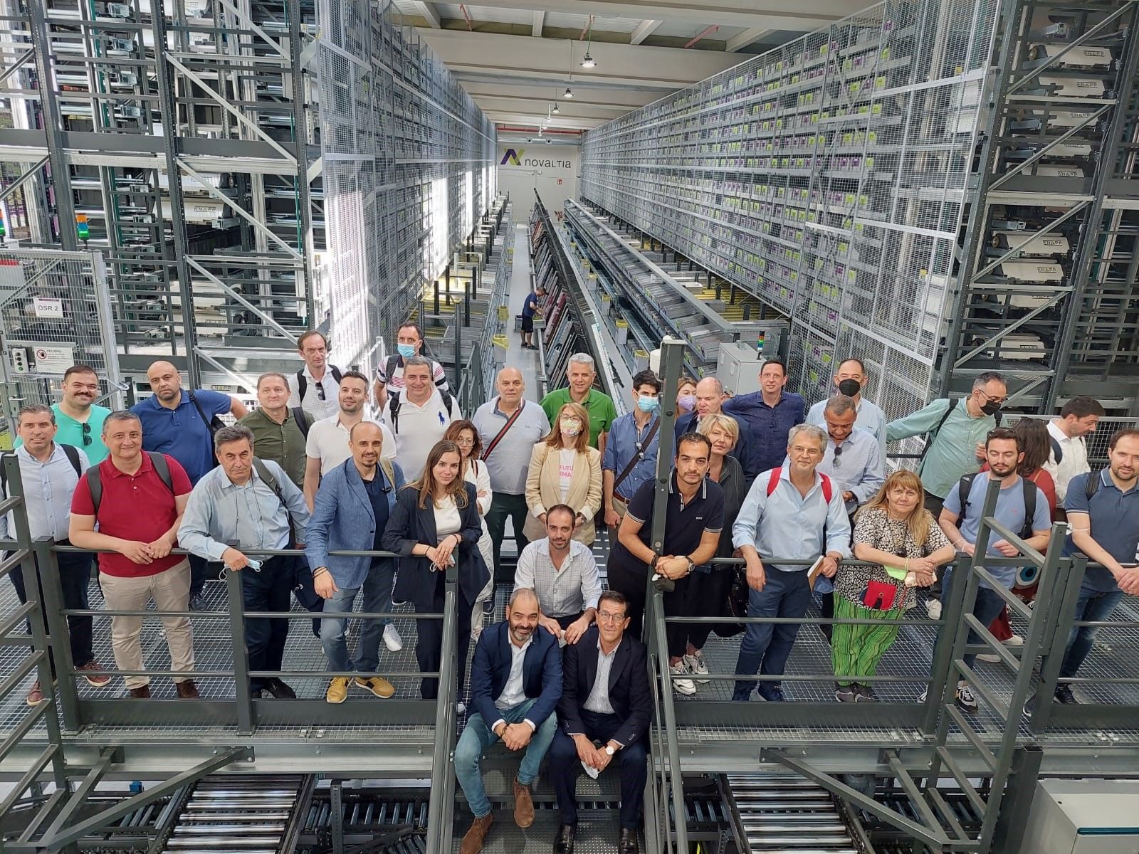 Foto de familia tras la visita a uno de los almacenes de Unnefar