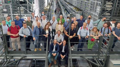 Foto de familia tras la visita a uno de los almacenes de Unnefar