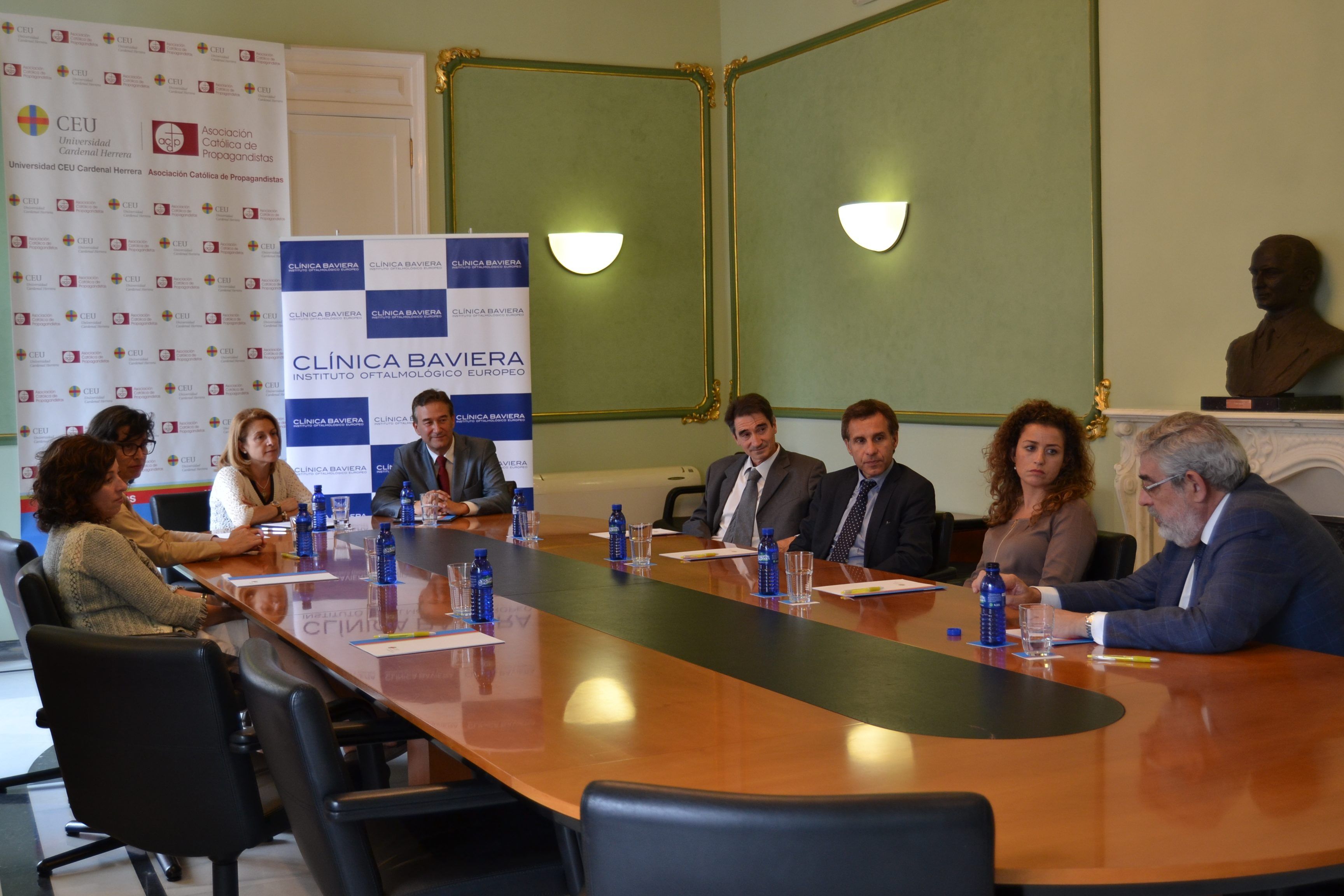 Los estudiantes del Doble Grado Farmacia + Óptica de la CEU-UCH completarán su formación en Clínica Baviera Los estudiantes del Doble Grado Farmacia + Óptica de la CEU-UCH completarán su formación en Clínica Baviera