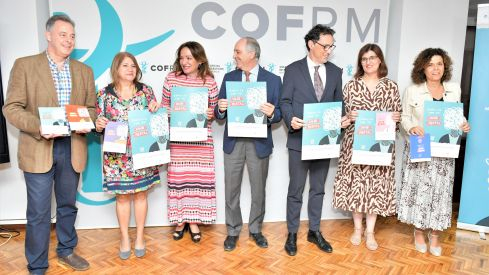 José Miguel Ruiz, Jesús Cañavate, Fuensanta Martínez, Rosa Garrigós, y los representantes de Ludnbeck y Otsuka, Maite Garrigós y Francisco Arias