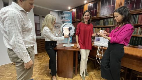 Paula Payá (en el centro), junto a Juan de Aguilar-Amat Prior y las farmacéuticas Carmen Díaz y Mª Ángeles García