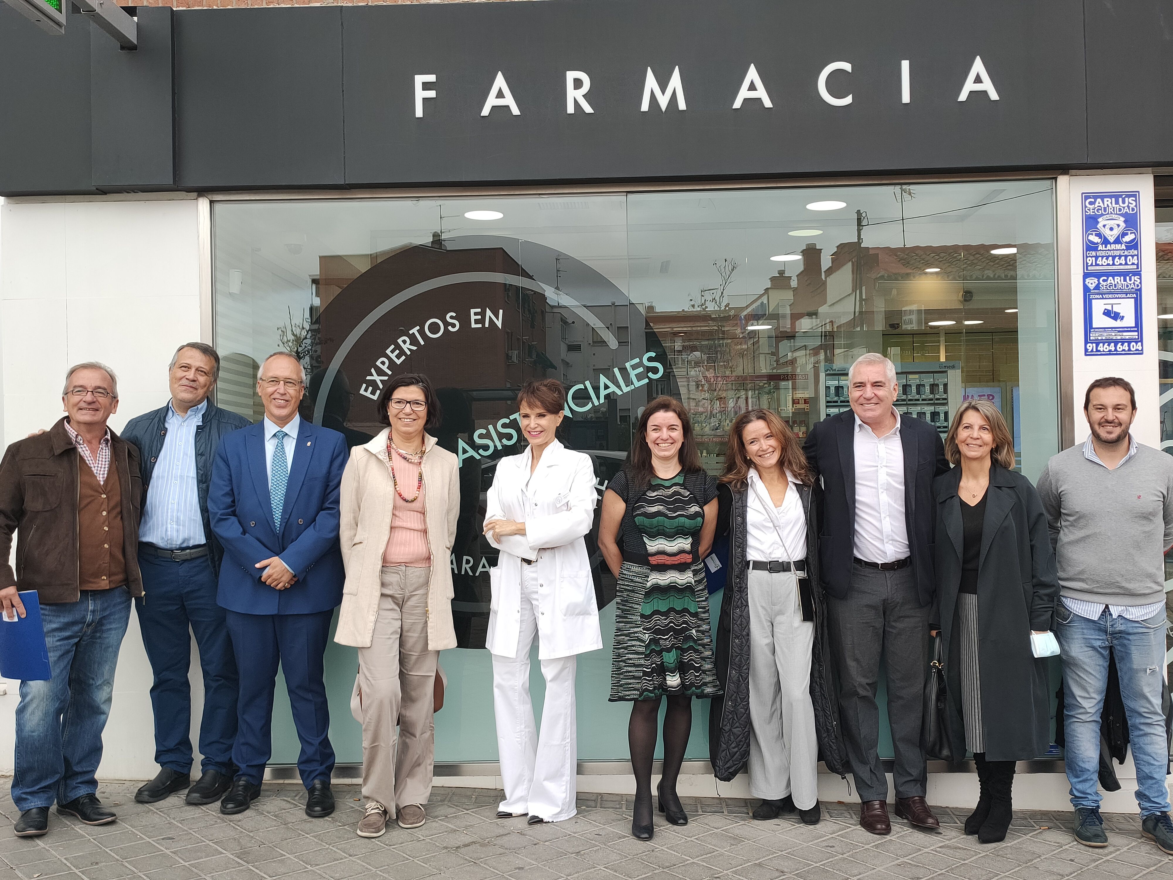 Rosalía Gozalo (en el centro, de blanco) acompañada de algunos de los miembros fundacionales de la Asociación FUTURO