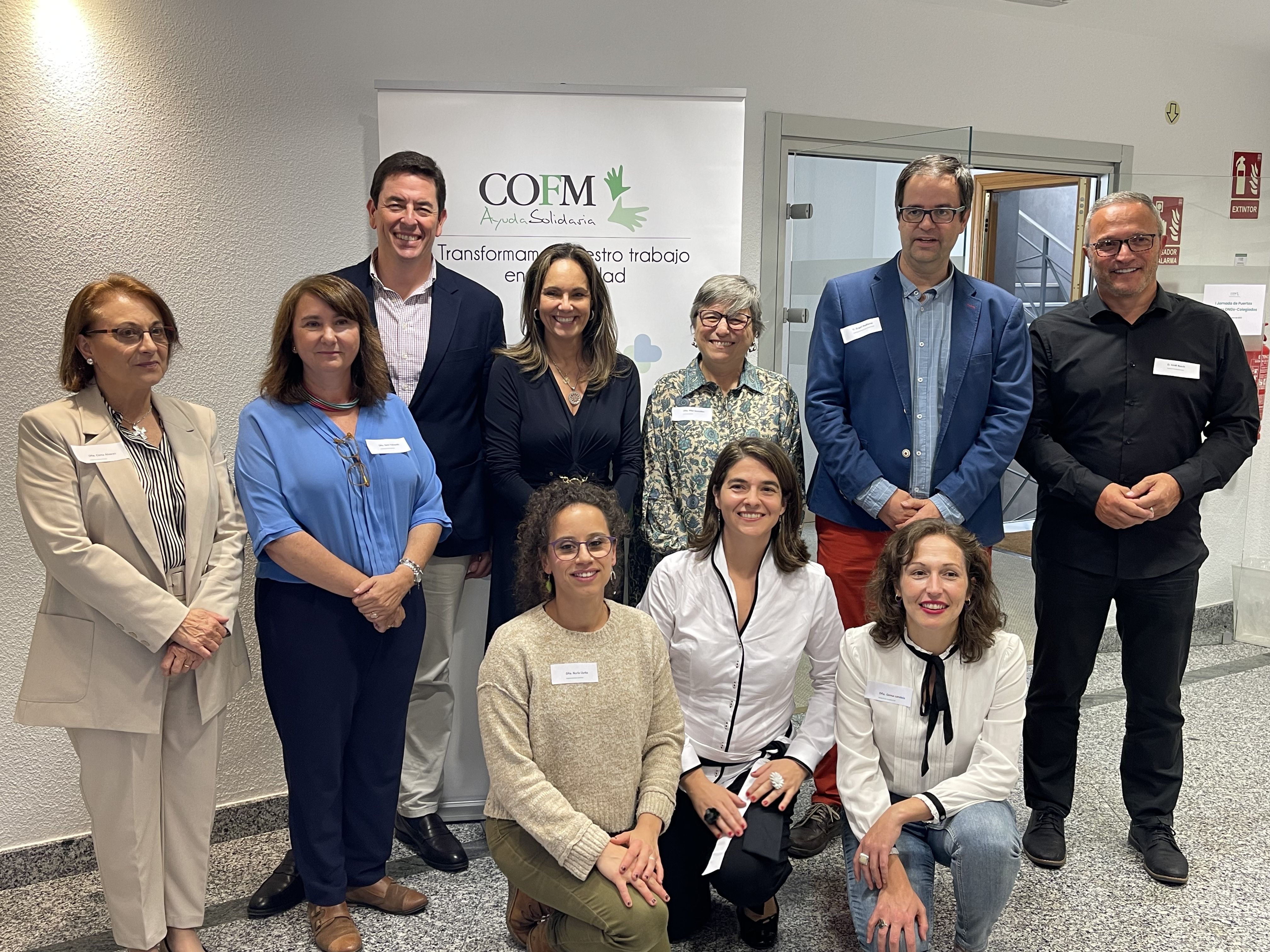 Foto de familia con representantes de las ONG participantes en la jornada