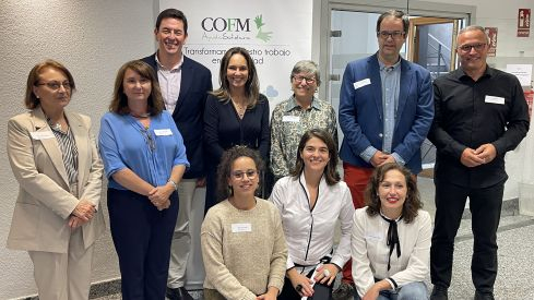 Foto de familia con representantes de las ONG participantes en la jornada