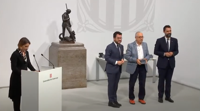 Andreu Suriol recogió el premio de la farmacia Suriol