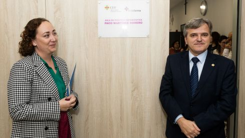 La decana de la Facultad y el presidente de Fedefarma descubren la nueva placa del Aula