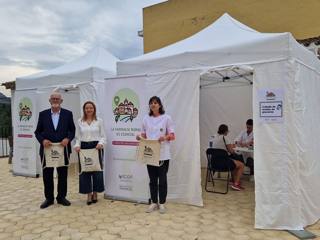Jaime Giner y Pilar Sarrión junto a una de las farmacéuticas participantes en el circuito
