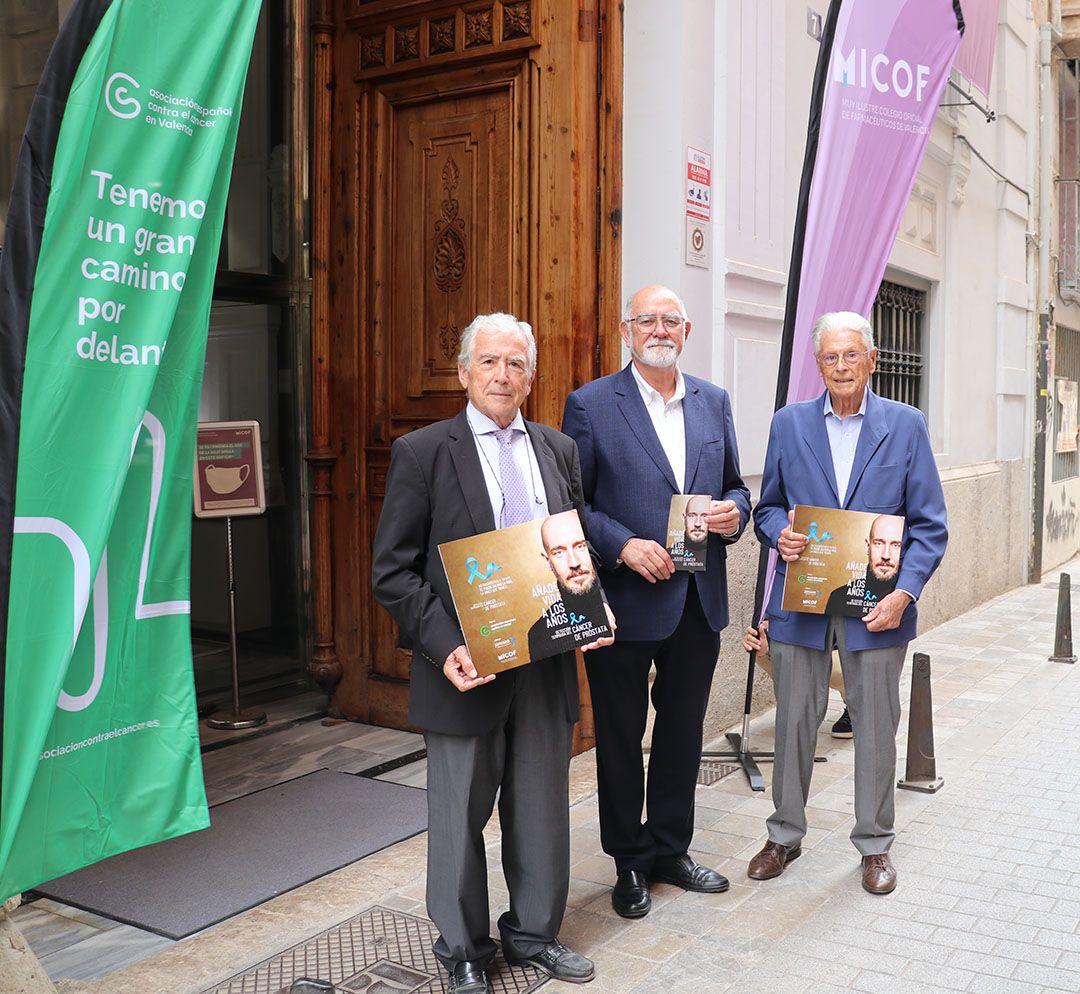 Eduardo Solsona, jefe honorario del Servicio de Urología del IVO; Jaime Giner, presidente del MICOF, y Antonio Llombart, profesor y vicepresidente de la AECC
