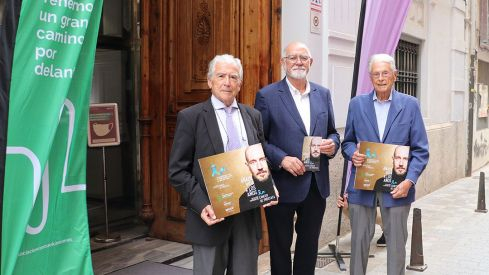 Eduardo Solsona, jefe honorario del Servicio de Urología del IVO; Jaime Giner, presidente del MICOF, y Antonio Llombart, profesor y vicepresidente de la AECC