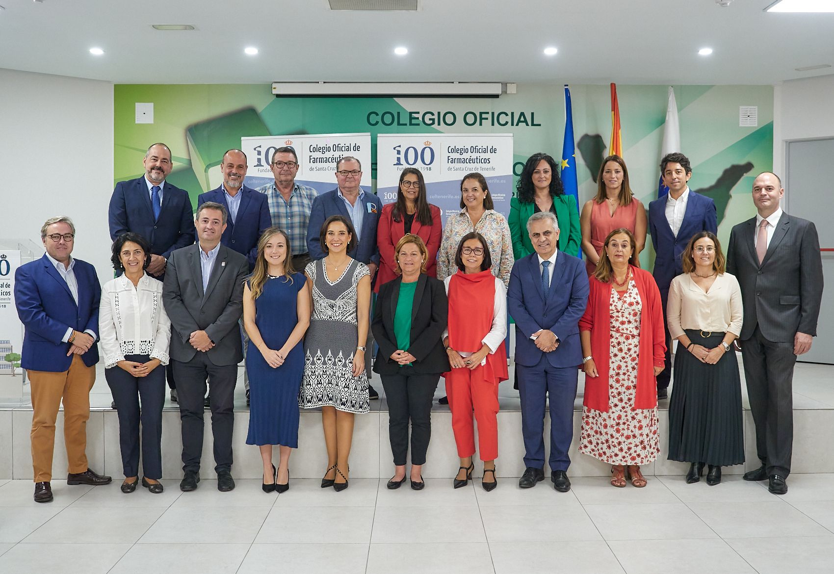 Foto de familia de los participantes en la reunión