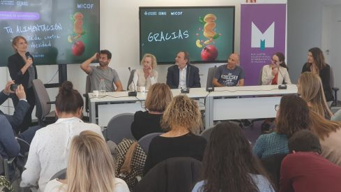 Participantes en la mesa redonda sobre el abordaje de la obesidad infantil 